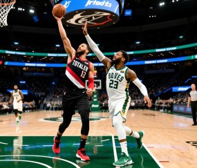 开拓者战胜爵士，利拉德砍下关键三分