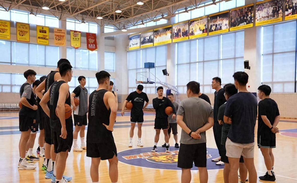 关于广东宏远队备战挑战四川队，誓要力争夺冠的信息