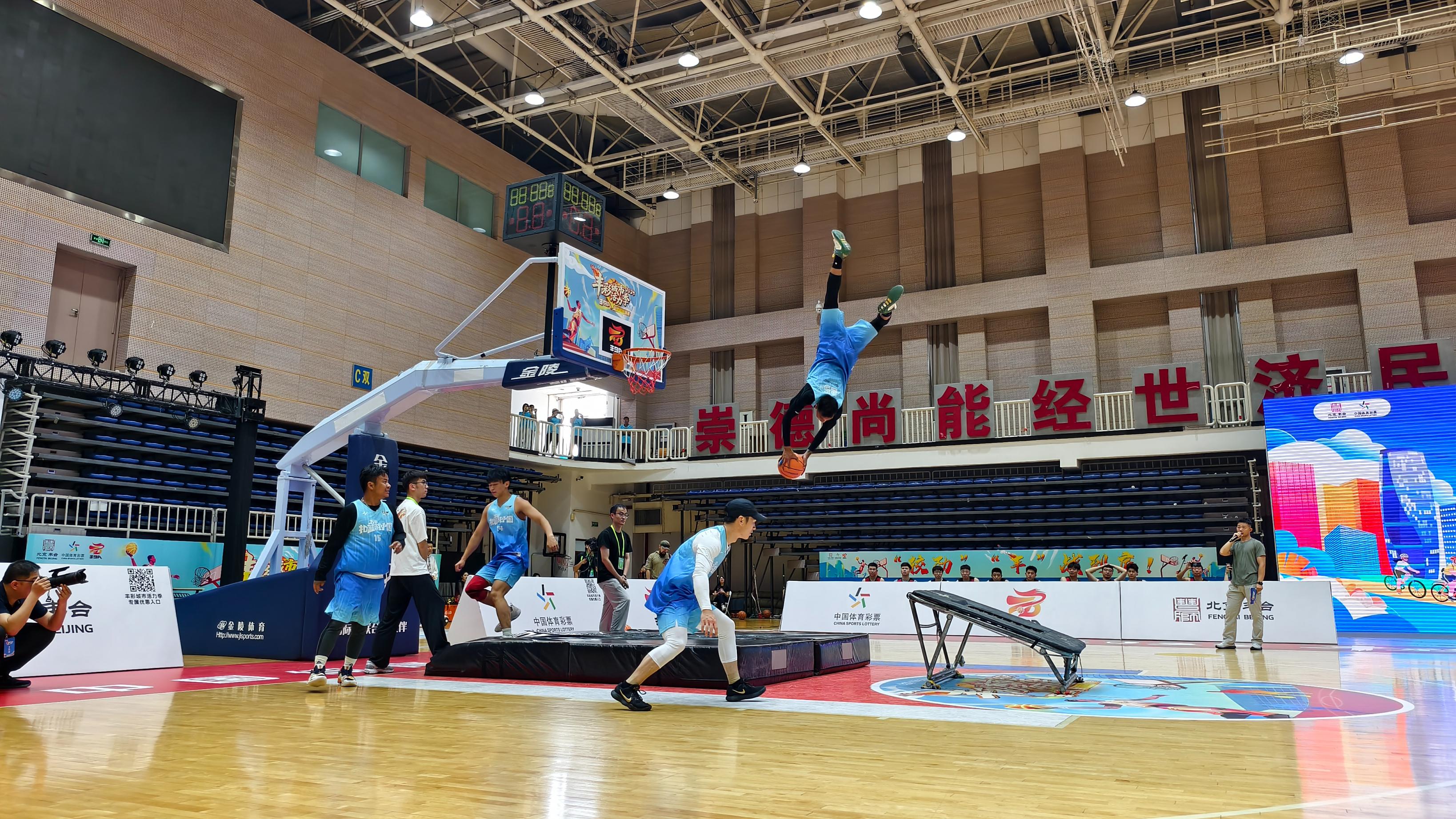 包含球场上的激战，篮球比赛将你带入无限激情的词条