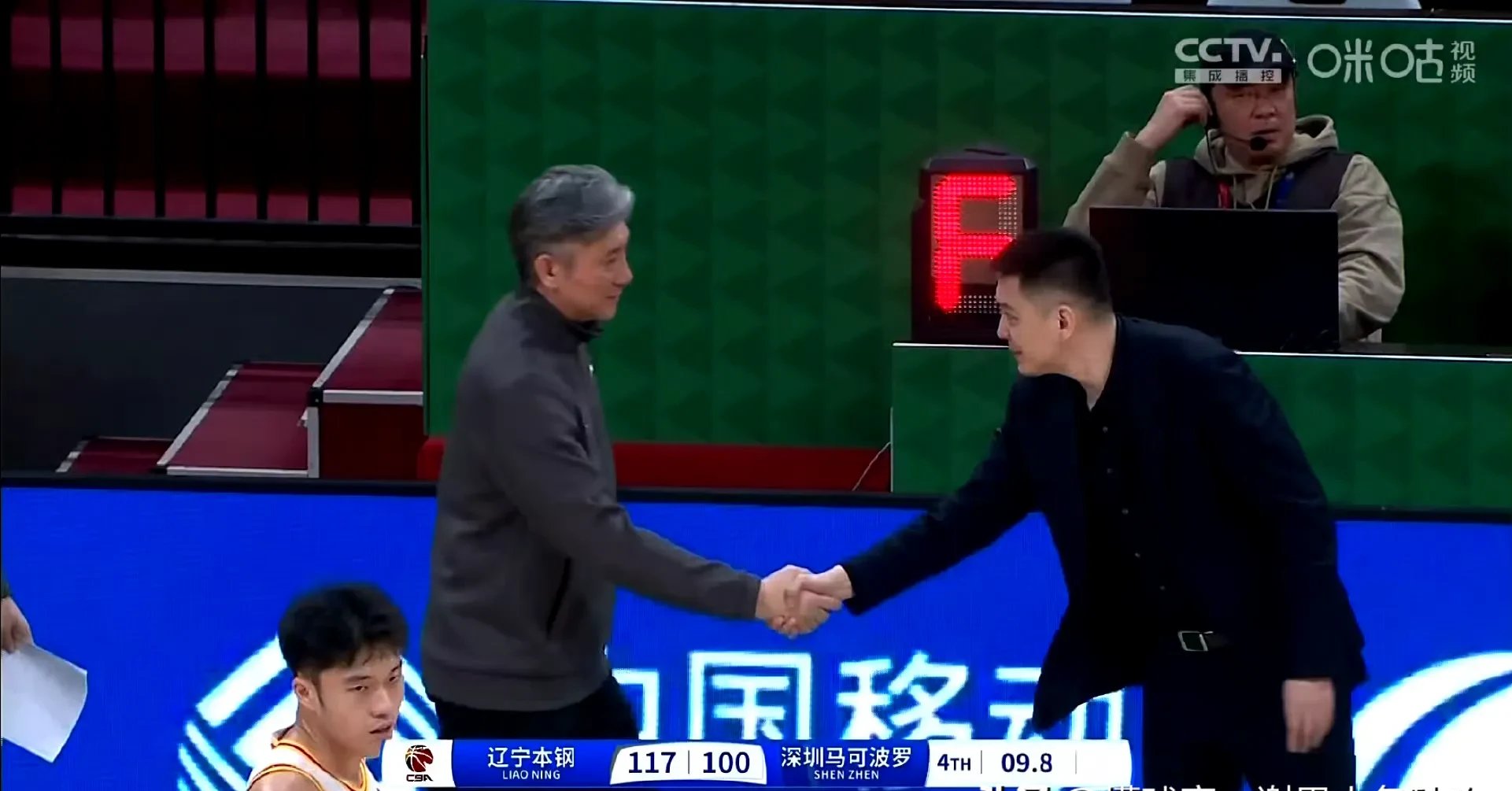 球队实力对决，双方拼尽全力争夺胜利
